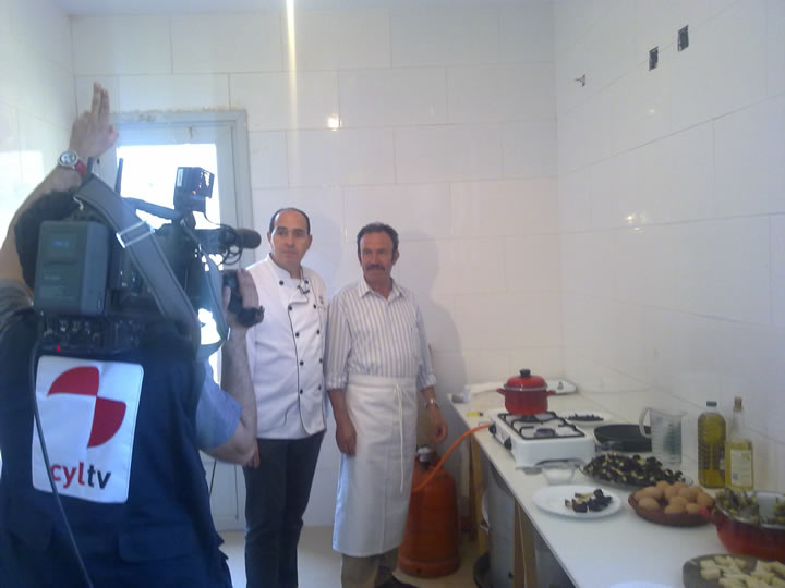 Aurelio y Jesús cocinando en bsuto